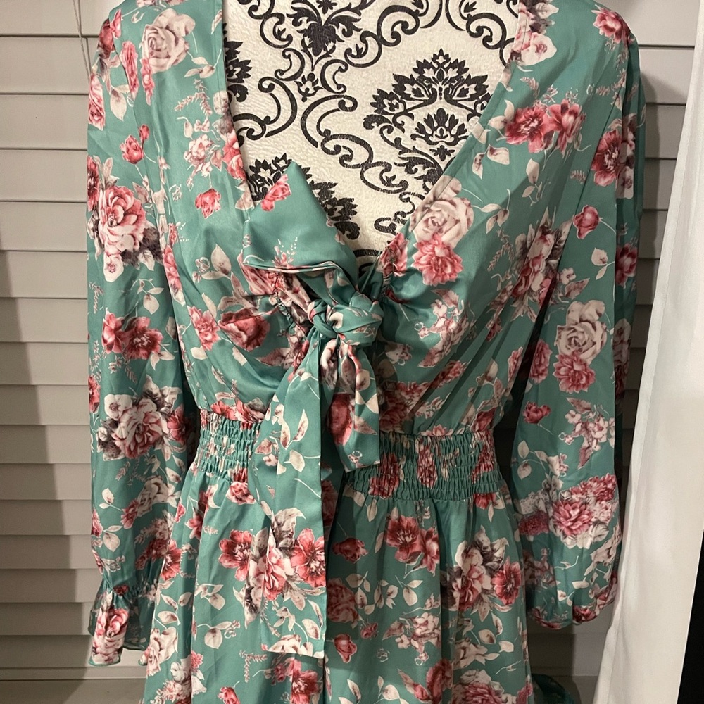 Front keyhole bow tie dress